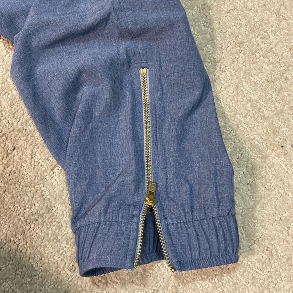 EUC| Light Blue Chambray Albion Fit Jetsetters with Gold Zipper Accents M - Picture 4 of 4